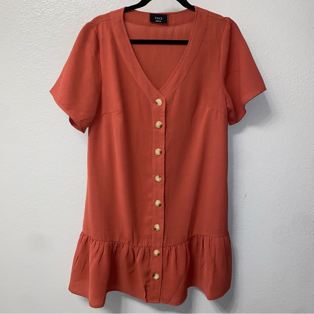 Vici dress Pockets Size Medium Button Down V neck Short Sleeve 100% Polyester
